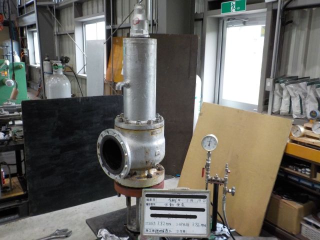 安全弁　検査風景①