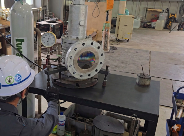 安全弁　検査風景②